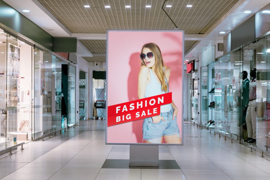 Publicidad en caja de luz para interior de centro comercial.